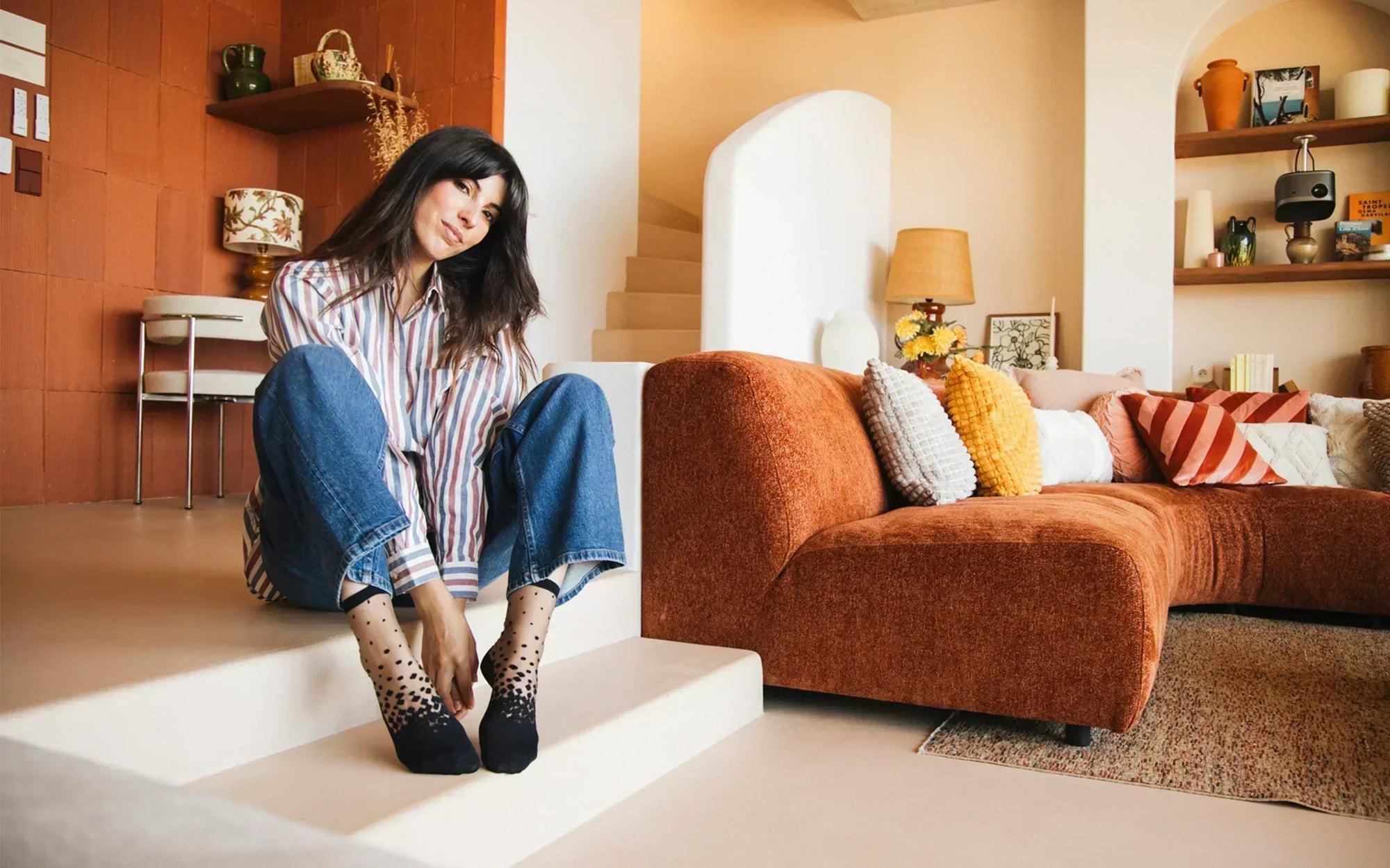 Femme avec des chaussettes transparentes noires à motifs de pois dégradé sur la cheville.