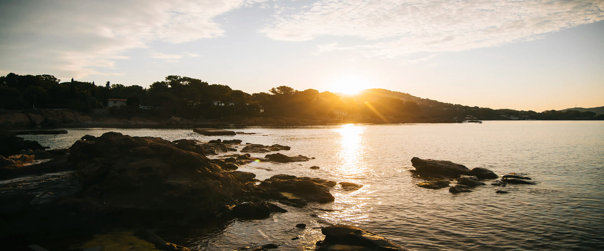Paysage d'un levé de soleil doré au bord de la mer.
