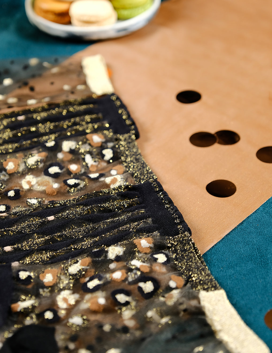 3 paires de chaussettes transparentes à paillettes dorées Atelier St Eustache posées à plat vue de côté dans une ambiance festive et lumineuse pour Noël