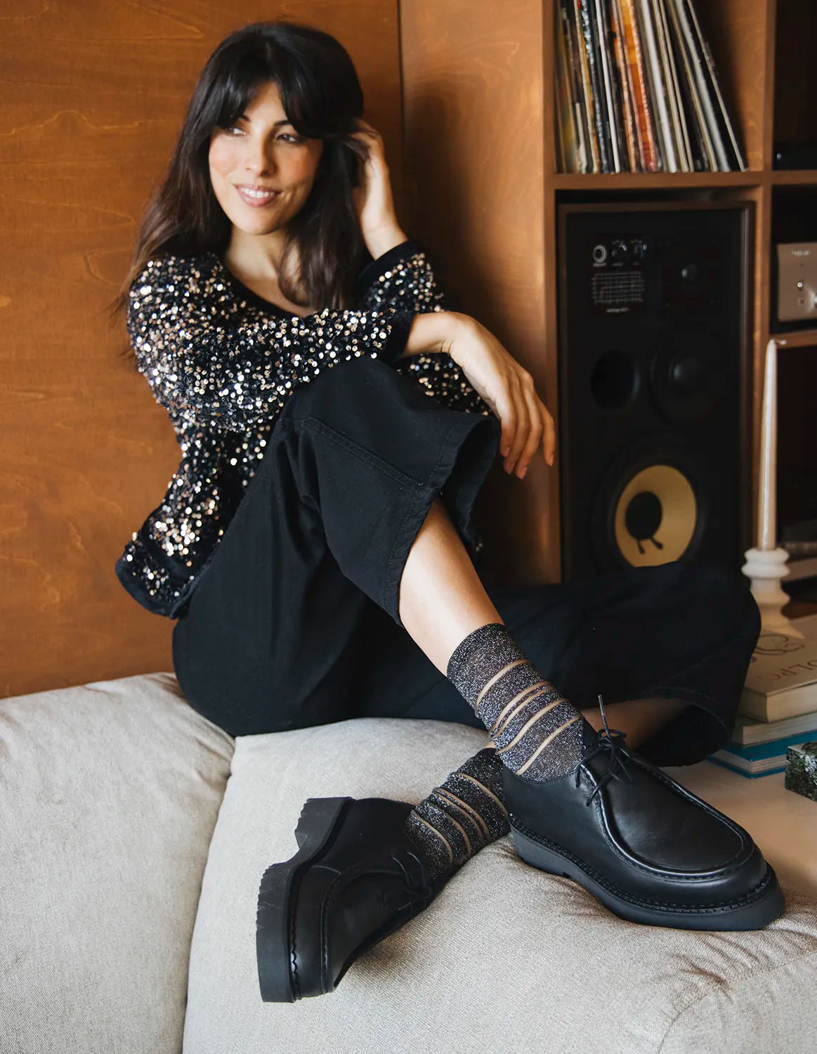 Paire de chaussettes transparentes à paillettes argentées Tate Modern Silver Atelier St Eustache portées par une mannequin avec un look festif et une veste à sequins